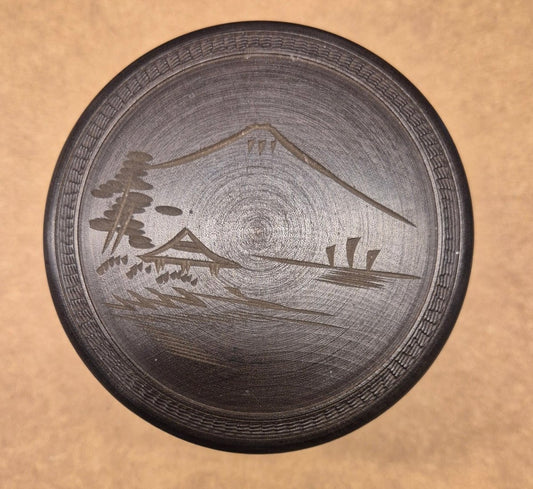 Gammelt japansk treskrin med håndgravert Mt. Fuji‑motiv – med 4 trebrikker - BØR BØRSONS BRUKTHANDEL
