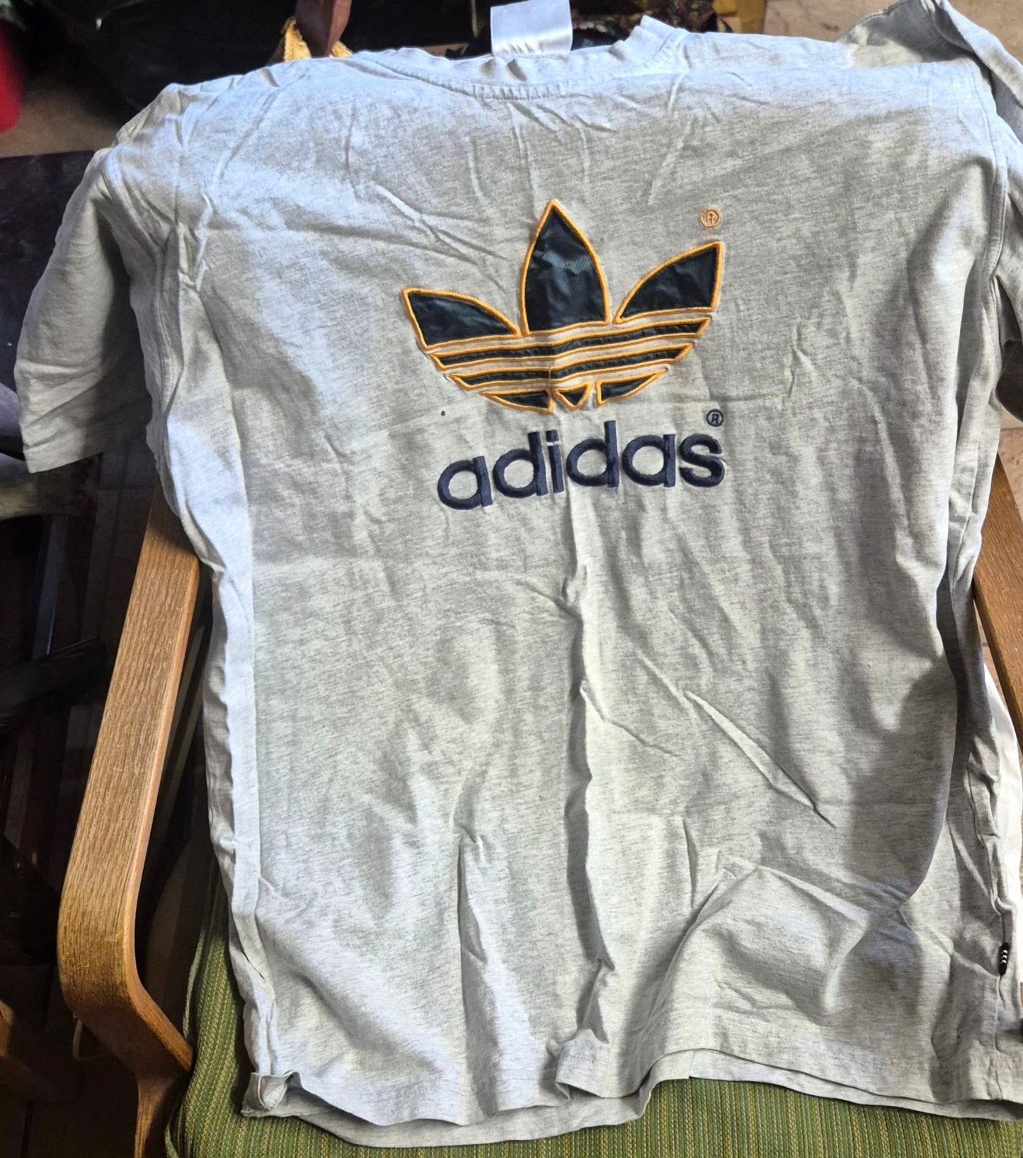 GRÅ RETRO ADIDAS TSKJORTE - BØR BØRSONS BRUKTHANDEL