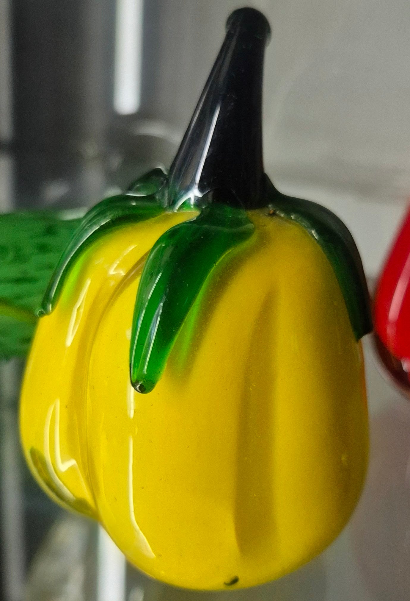 Dekorative paprika-figurer i munnblåst kunstglass (rød og gul)