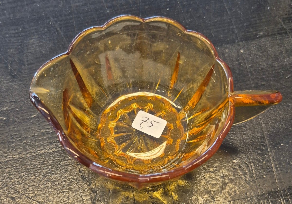 Vintage ravfarget fløtemugge i pressglass - BØR BØRSONS BRUKTHANDEL