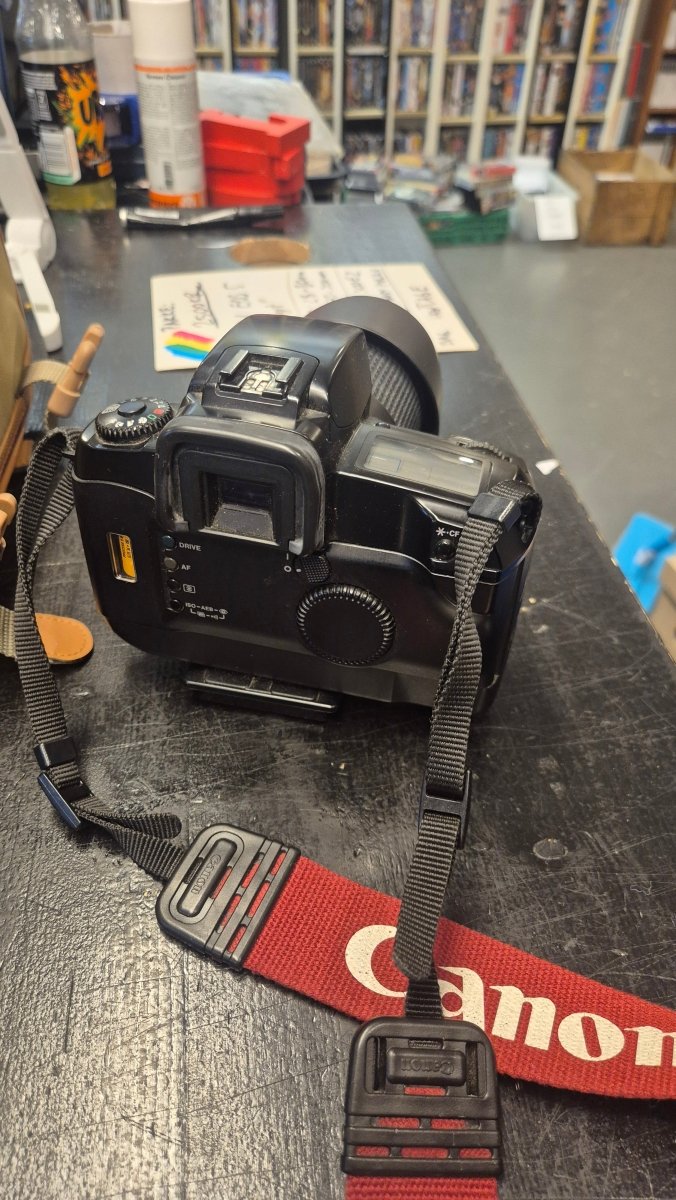 Canon EOS 5 35mm filmkamera pakke – EF 28‑80mm USM, Speedlite 300EZ, stativ og kamerabag - BØR BØRSONS BRUKTHANDEL