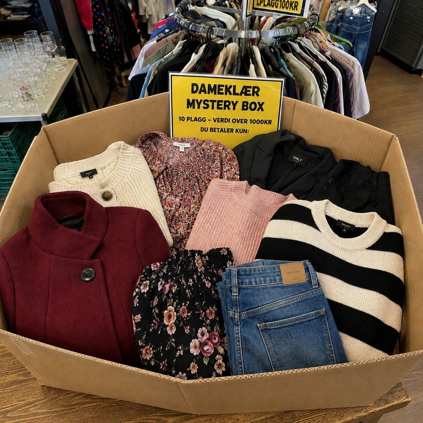 Dameklær Mystery Box – åpen eske med dameklær i Bør Børsons Brukthandel