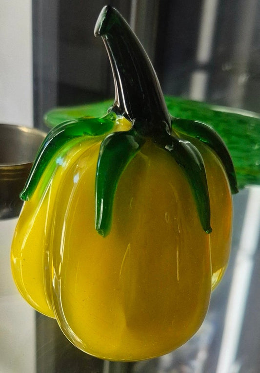 Dekorative paprika-figurer i munnblåst kunstglass (rød og gul) - BØR BØRSONS BRUKTHANDEL