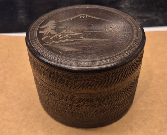 Gammelt japansk treskrin med håndgravert Mt. Fuji‑motiv – med 4 trebrikker - BØR BØRSONS BRUKTHANDEL