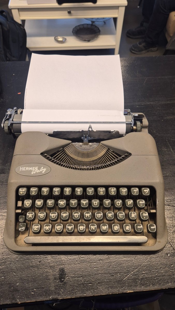Hermes baby bærbar skrivemaskin. - BØR BØRSONS BRUKTHANDEL