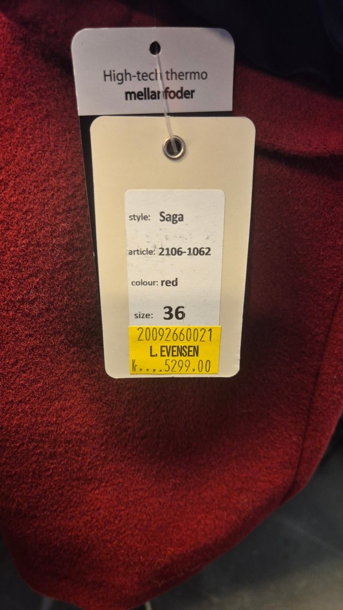 Hettemarks Saga Rød Kåpe – Helt NY! - BØR BØRSONS BRUKTHANDEL