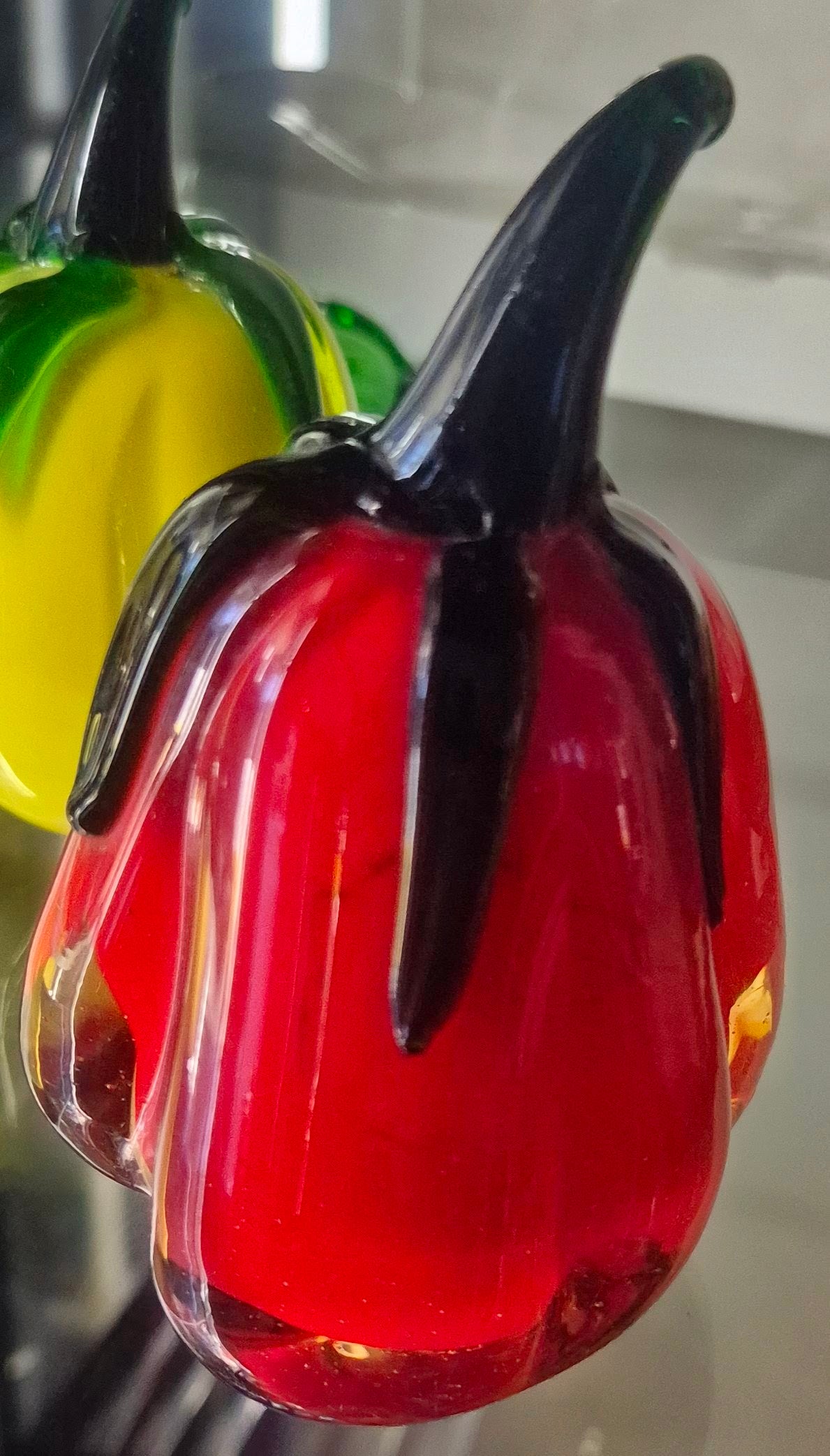 Dekorative paprika-figurer i munnblåst kunstglass (rød og gul)
