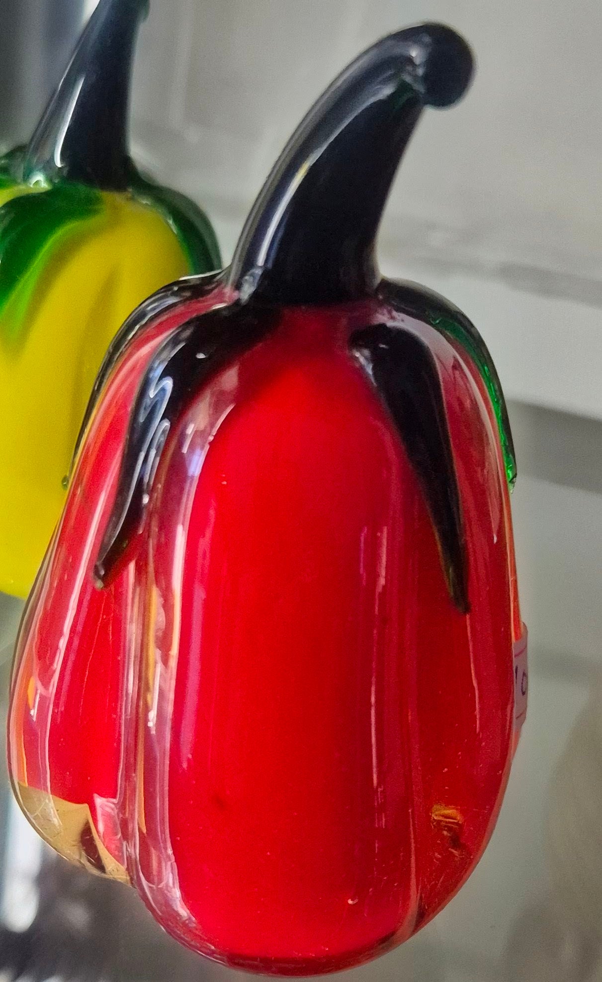 Dekorative paprika-figurer i munnblåst kunstglass (rød og gul)