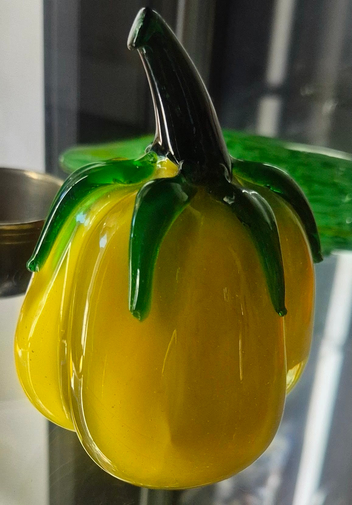 Dekorative paprika-figurer i munnblåst kunstglass (rød og gul)