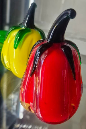 Dekorative paprika-figurer i munnblåst kunstglass (rød og gul)
