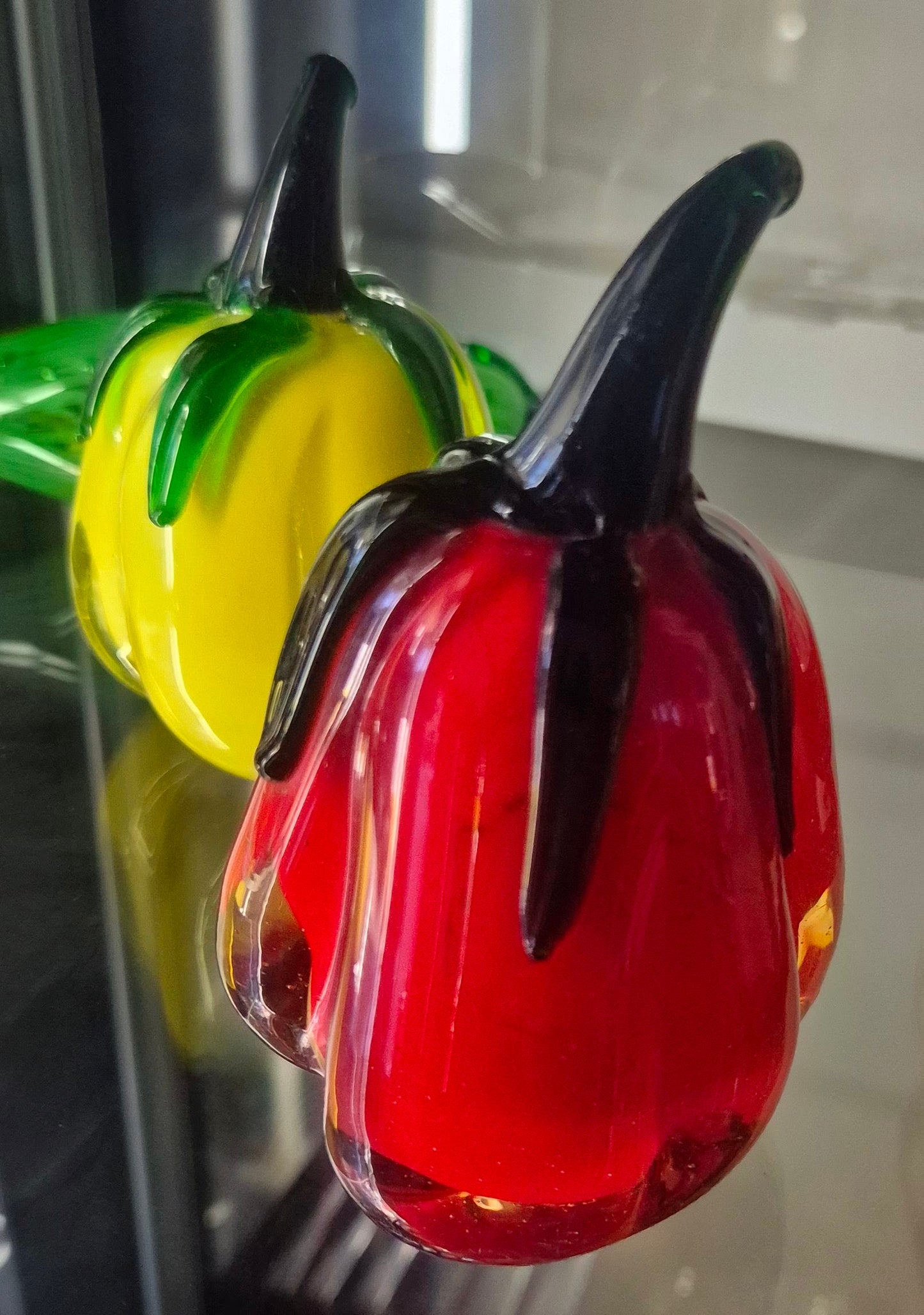 Dekorative paprika-figurer i munnblåst kunstglass (rød og gul)