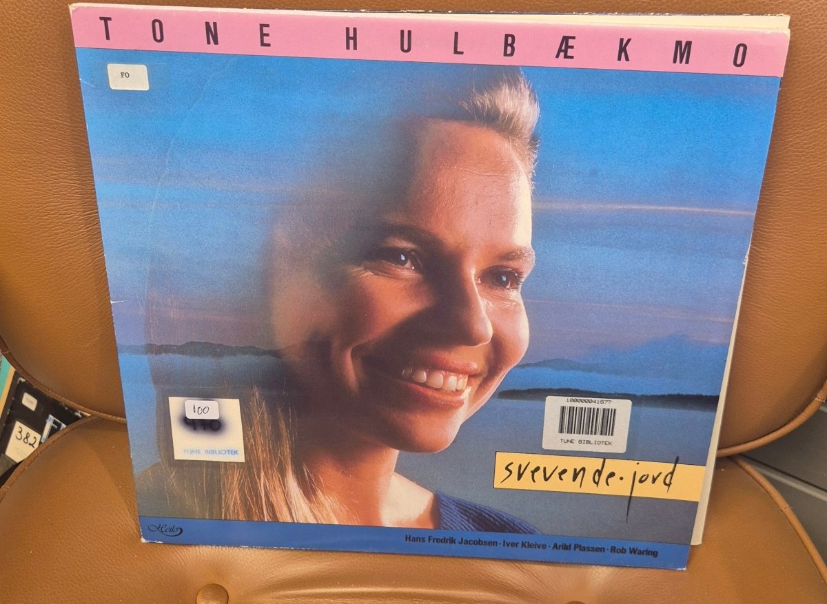 Tone Hulbækmo - Svevende jord (LP) - BØR BØRSONS BRUKTHANDEL