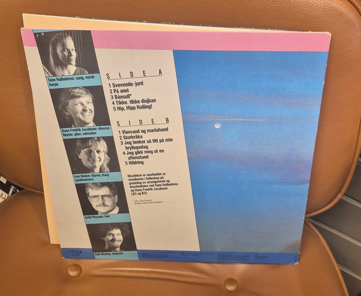 Tone Hulbækmo - Svevende jord (LP) - BØR BØRSONS BRUKTHANDEL