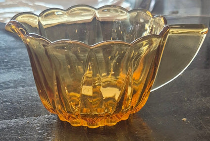 Vintage ravfarget fløtemugge i pressglass - BØR BØRSONS BRUKTHANDEL