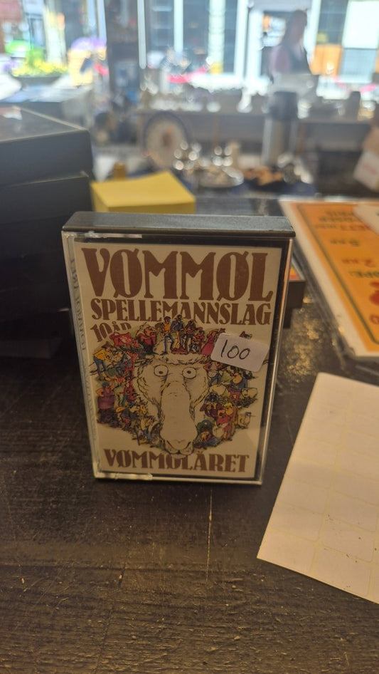 Vømmøl Spellemannslag – Vømmølåret (Kassett) - BØR BØRSONS BRUKTHANDEL