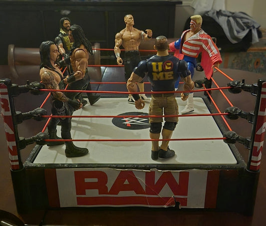 WWE RAW Ring med 6 figurer. - BØR BØRSONS BRUKTHANDEL